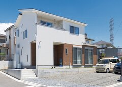 UA値0.6と高い断熱性能に、初期費用0円の9.9kWの太陽光発電を加えたことで、電気代がアパート時代の1/3に