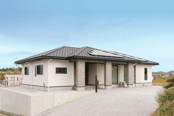 高台の眺望を楽しみながら暮らせる平屋。地震に強い2×4工法を採用。これから庭に木を植えたり、家づくりのお楽しみはまだまだ続きそう