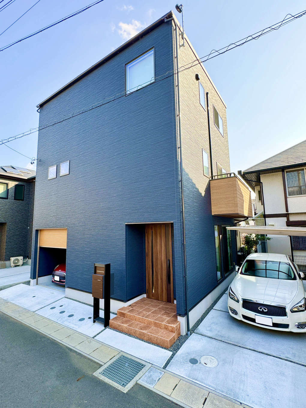 大成ビルド【趣味、狭小住宅、ガレージ】キューブ型のシンプルモダンな外観。駐車スペースは2台分を確保