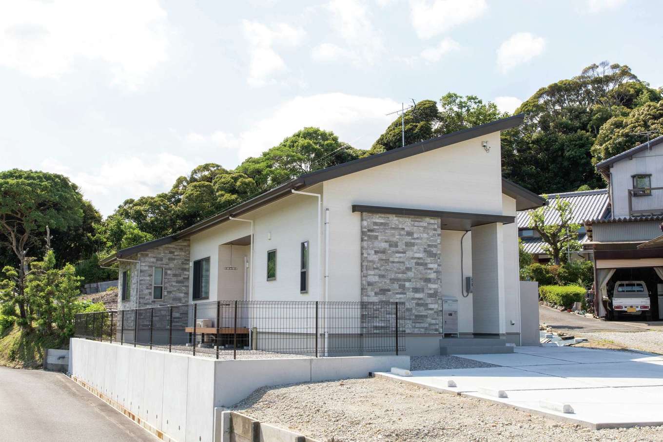 遠州鉄道 遠鉄ホーム【子育て、間取り、平屋】「外観は、スタイリッシュで近寄りがたい感じではなく、“気取りのないナチュラルな雰囲気”にしたくて」と、白を基調としたデザインに。建物には同社オリジナルの「eストロング工法」を採用。コーチパネルと金物工法を組み合わせて、高い耐震性能を実現。万一の災害から大切な家族や財産を守ってくれる。また、大屋根を設けられるのも平屋の強み