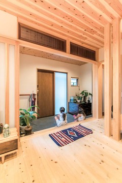 広々として、どこかなつかしい土間空間が2世帯3世代の暮らしを穏やかに交差させる。欄間も前の家のもの