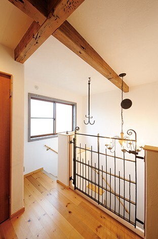 門扉として使われていたものを丁寧にサビ取りし、階段の柵代わりに