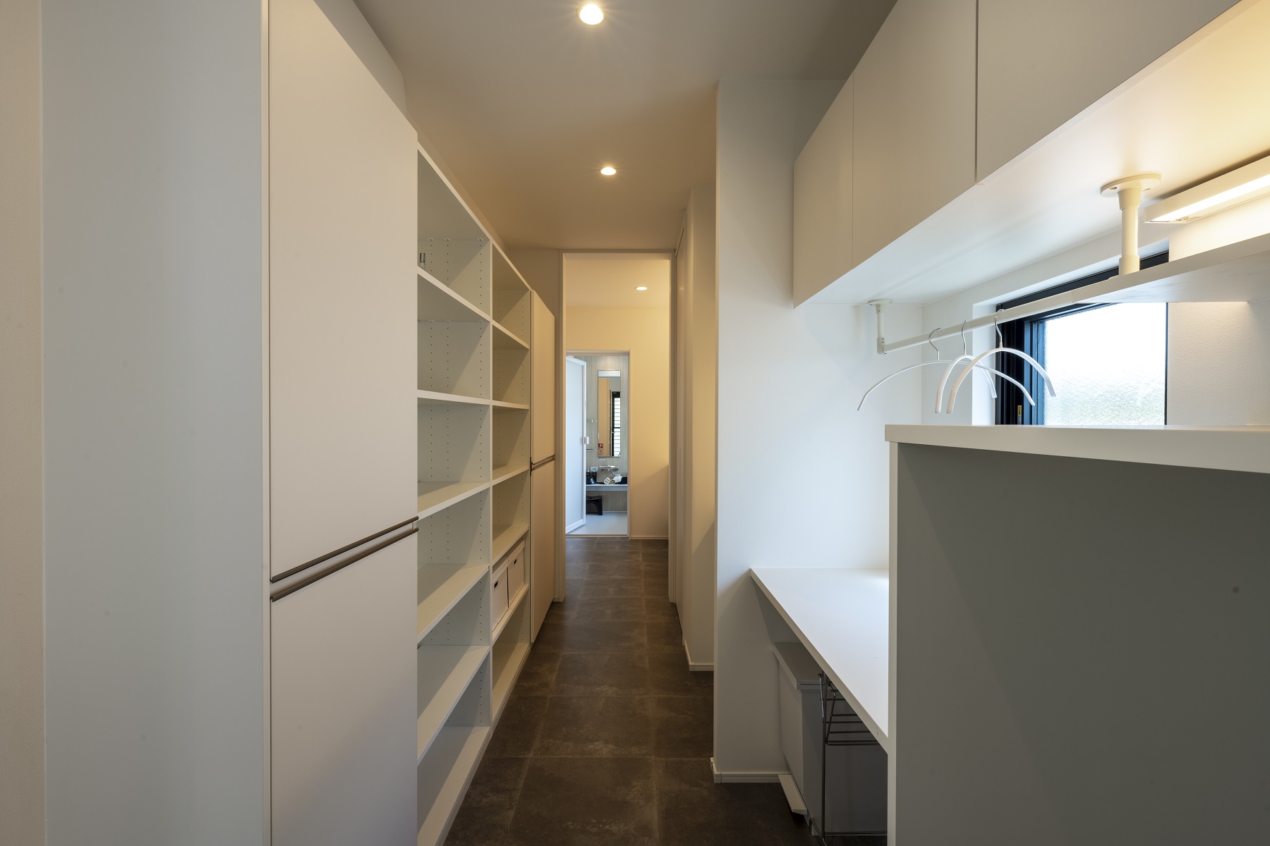 日本ハウスホールディングス 岐阜｜パントリーには広い棚が備えられ、食品やキッチン用品を整理整頓できる。窓から明るい光が差し込み、快適な収納スペースを提供。