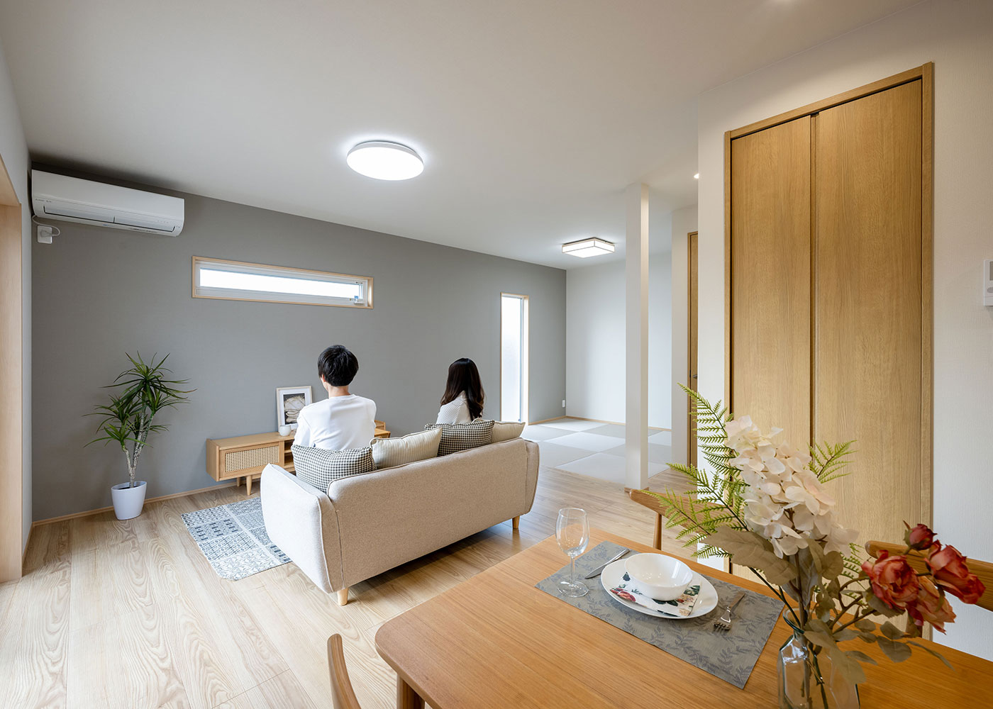 irohaco（アヴァンス）【デザイン住宅、収納力、和風】北欧テイストのクロスや格子入りのリビングドアを使用した、ジャパンディスタイルのLDK