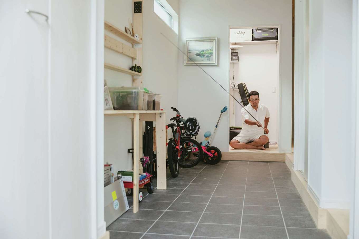 子育て安心住宅 Design Craft Office【デザイン住宅、子育て、平屋】土間の突き当たりはご主人の釣り具部屋。釣りの仕掛けを作る際には、竿を長く伸ばして作業できる