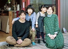 夫妻と仲良し姉妹が暮らすM邸。奥さまの夢だった雑貨店を開く前提で、土地探しと家づくりを計画。新居に引っ越してから1年の準備期間を経て、昨年の４月に「晴天」をオープンした。