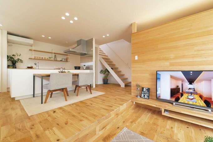 素材や色味の選択は『住家』の提案をベースに。床のオークと塗り壁が洗練にぬくもりと上質さをプラス。テレビ背後の壁には節のないツガを選んだ 