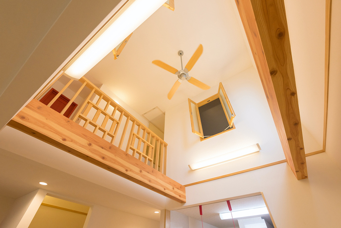 吹き抜けのある開放的なリビング