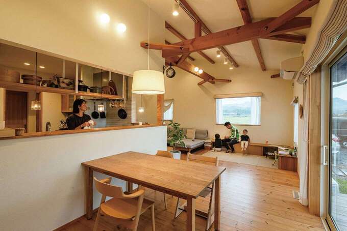 キッチンを囲むようにL字型に広がるリビングは約20畳。勾配天井と大きな窓のおかげで、畳数以上に広がりを感じるつくり。中央にはカフェの店舗のようにお洒落なキッチンが備わり、奥さまが料理をしながら子どもたちに気を配る様子さえ絵になる