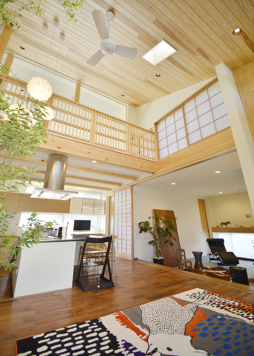 丸昇彦坂建設【和風、自然素材、インテリア】杉板の天井、障子戸、木製手摺と、和を強調したLDK。スタイリッシュな北欧の家具やステンレス製のキッチンなど、相反する素材と融合し作り上げている空間はまさに“新和風のモダン住宅”