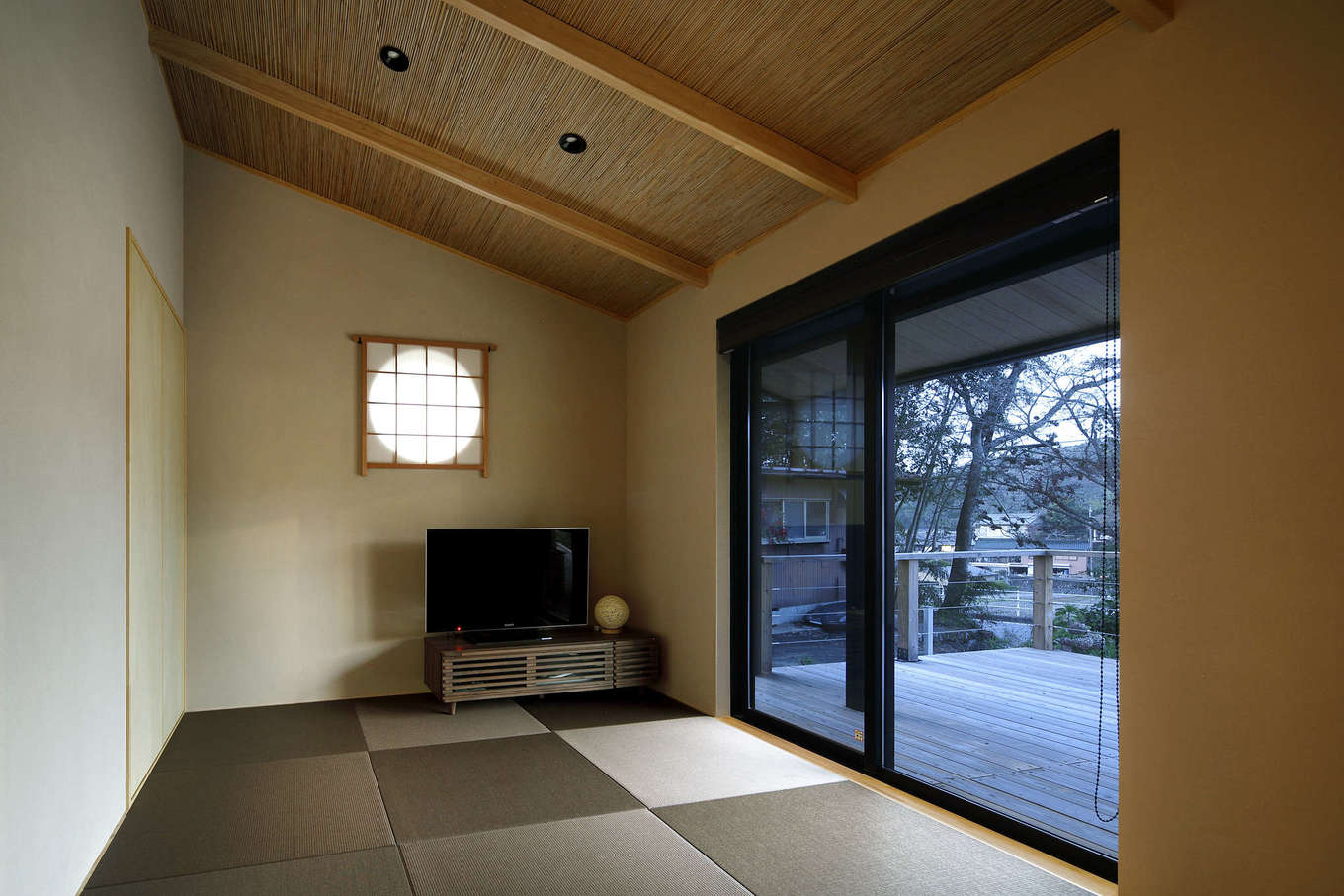 檜建設 エニーホーム【デザイン住宅、自然素材、夫婦で暮らす】キッチンの隣には客間として使える畳の間があり、ウッドデッキとフラットにつながっている