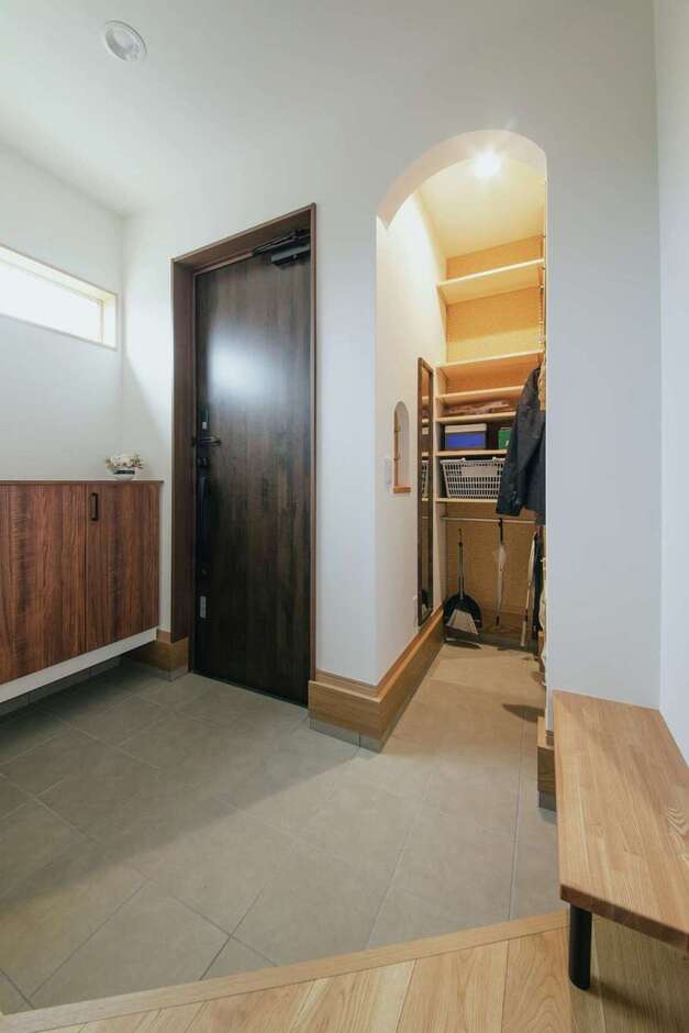 玄関にはシューズクロークとベンチを設置。また、玄関収納は宙に浮かせてあるので、土間掃除もしやすい