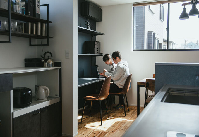 キッチン横にはスタディカウンターを造作。「自室ではなかなか勉強しないので（笑）。ここなら料理をしながら見守ることができます」と奥さま
