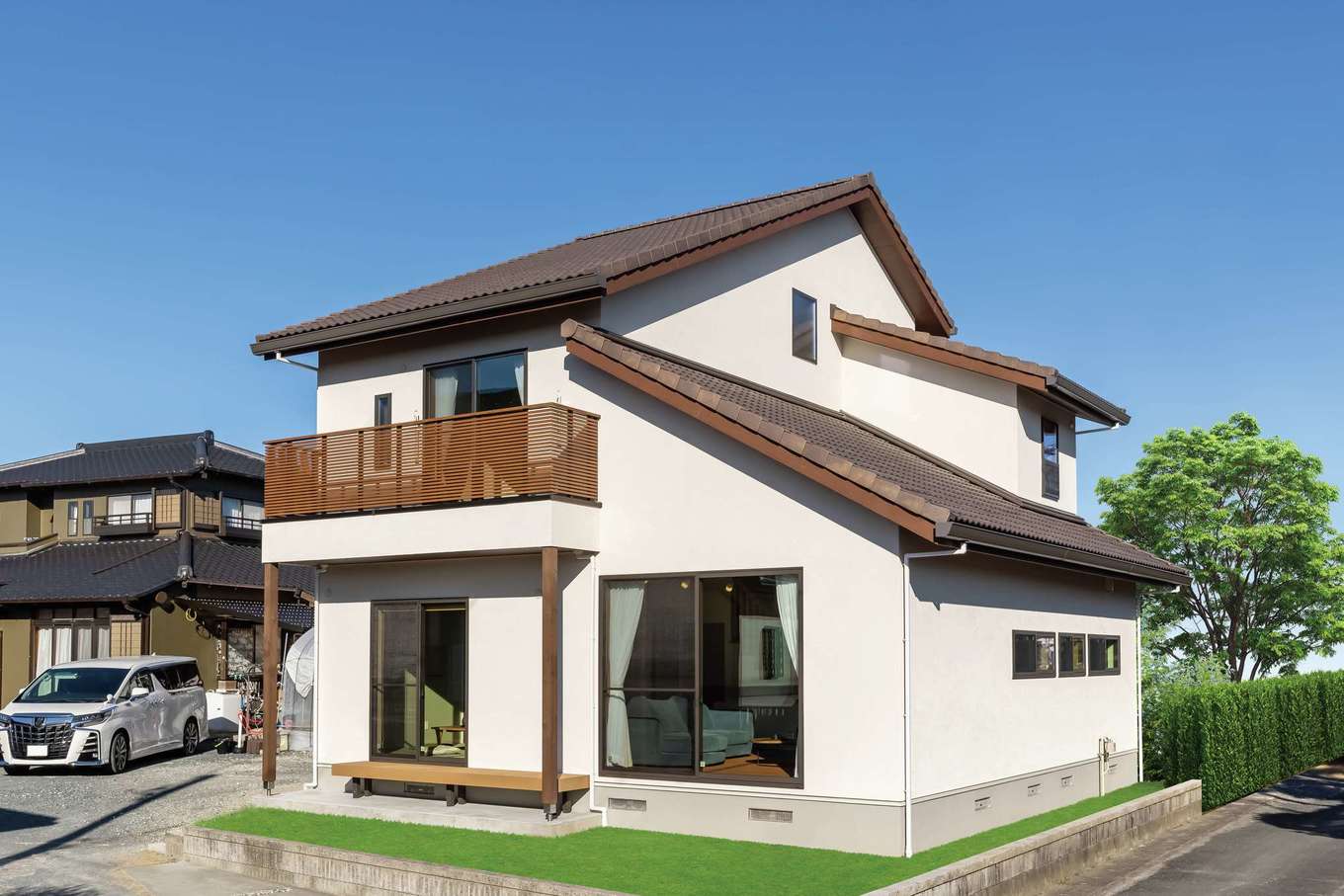 住まいるコーポレーション【デザイン住宅、自然素材、省エネ】外観はご主人のこだわりで外壁は塗り壁、屋根は瓦に。屋根の勾配に変化をつけてカフェのようなかわいらしい雰囲気に演出
