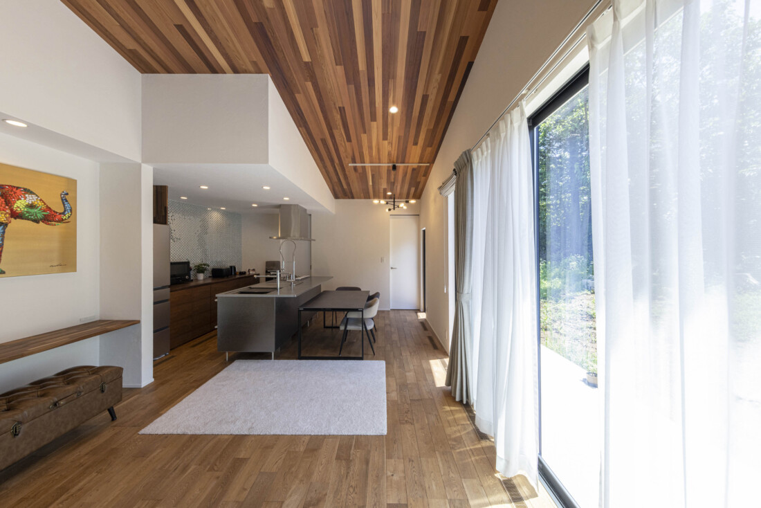 チェックハウス｜リビングダイニングキッチンの全体像。大きな窓から自然光がたっぷり入る、心地よい空間。