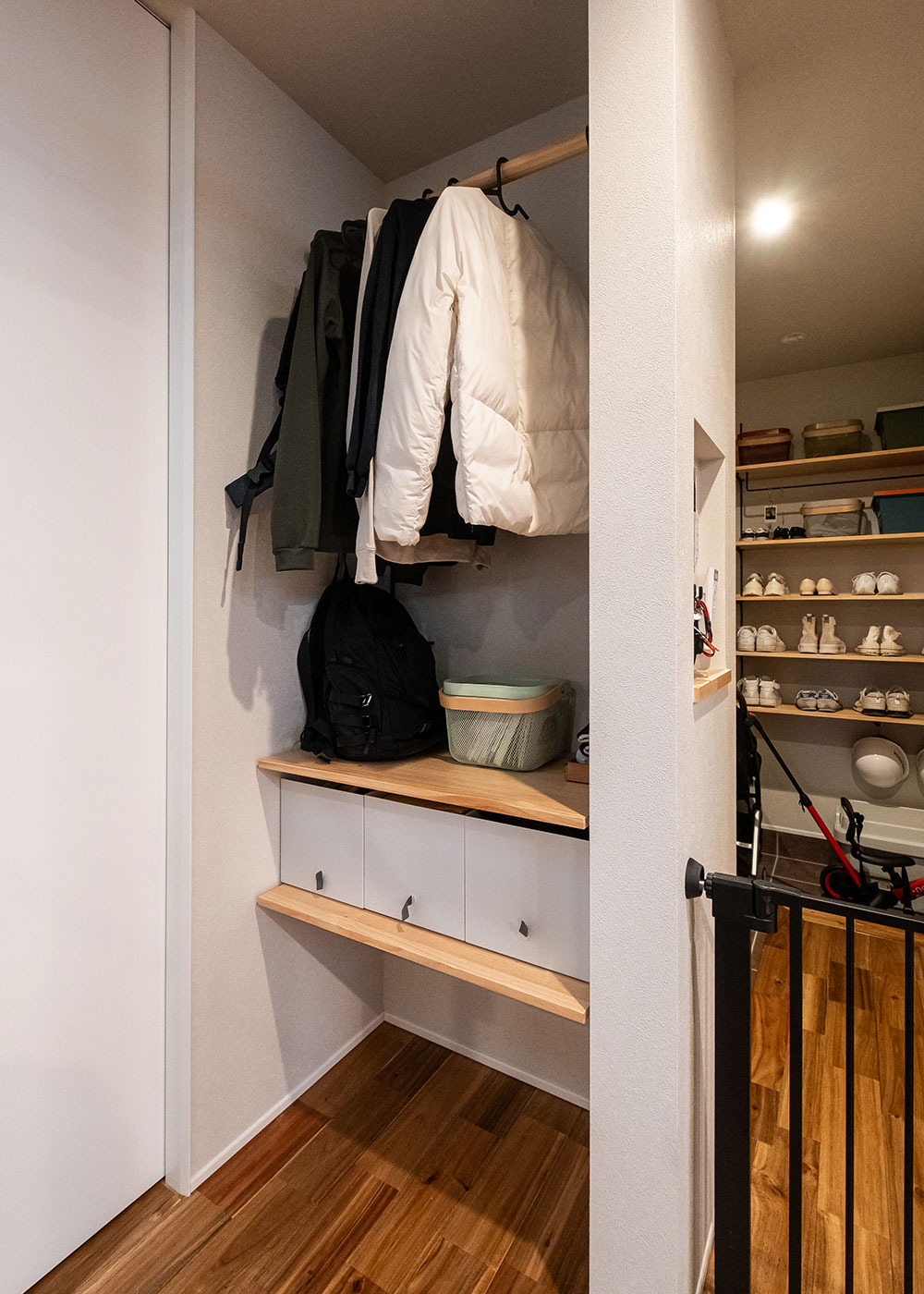 R＋house御殿場（岳南建設）【省エネ、ペット、建築家】リビングの一角には上着を掛けられるロッカーを。階段を下りた場所でリビングと玄関をつなぐ動線上にあるので、帰宅後や外出前に利用しやすい