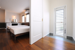 主寝室横には勝手口を設け、散歩から帰ってきたときに汚れも落とせる