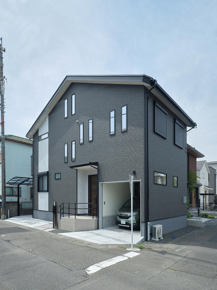 ダークグレーの落ち着いた佇まい。ビルトインガレージ内からも建物に出入りできる