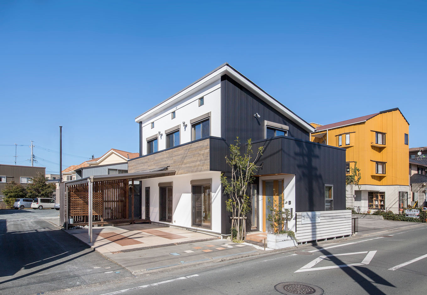 住たくeco工房【浜松市中央区船越町46-13・モデルハウス】黒と白のコントラストがおしゃれな外観。駐車場の後ろにあるウッドデッキは、物干しスペースとしても活用できる
