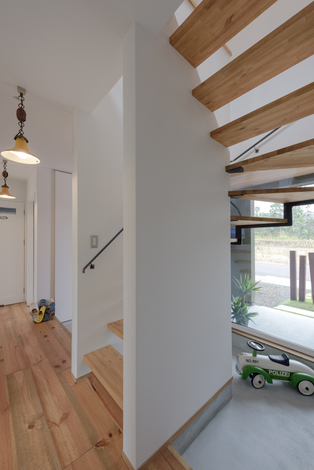 階段下にある土間スペースは、ショップのディスプレイコーナーのようにお気に入りのオブジェや小物を飾るギャラリー空間として利用