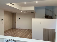 オープンなレイアウトでゆとりのあるリビングダイニング。白い壁と天井が空間を明るく見せ、シンプルさと機能性を兼ね備えている。