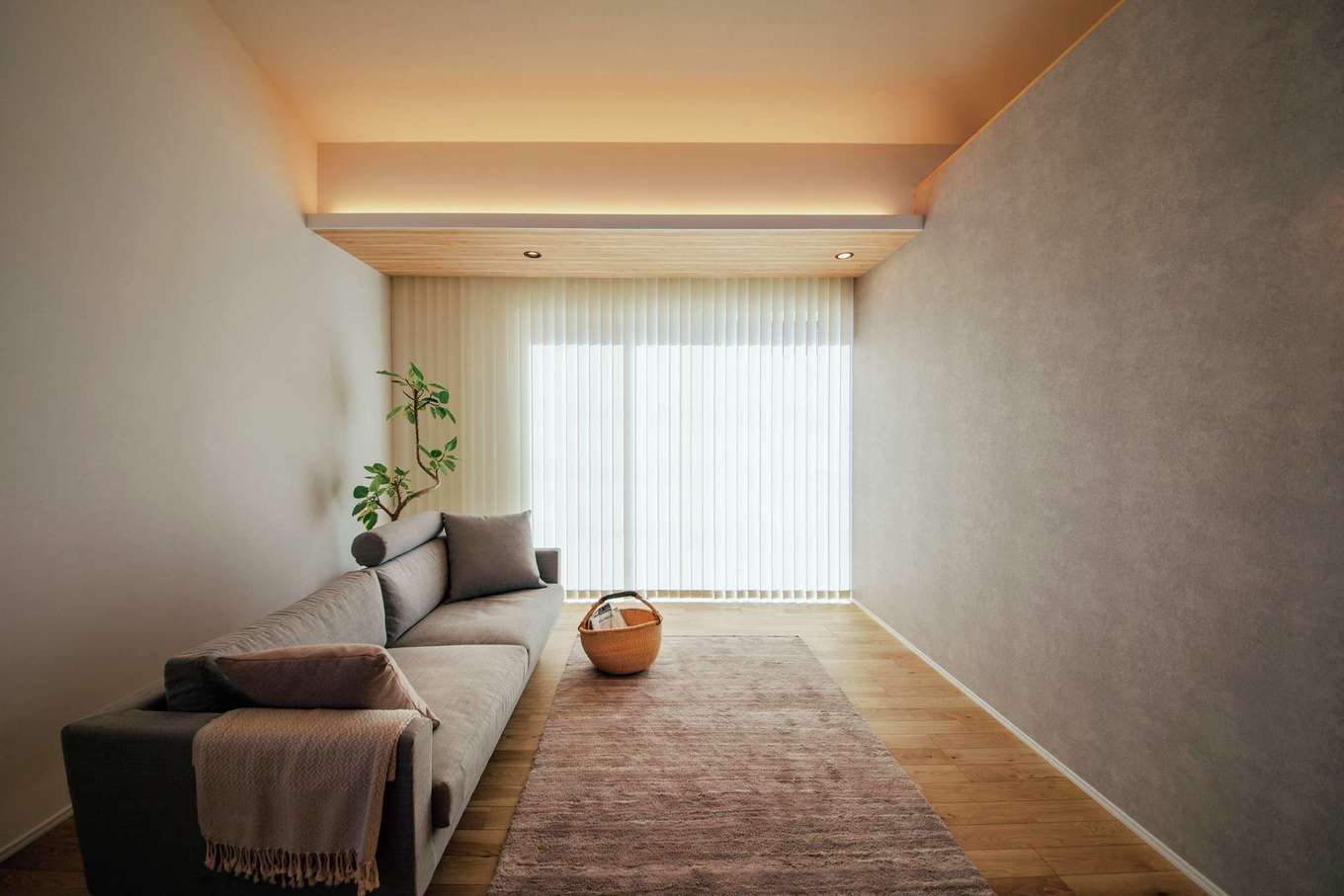 ainoa.life くらはし建築【省エネ、平屋、収納力】勾配天井と高窓からの穏やかな明るさを感じつつ、間接照明を使ったくつろげるリビング