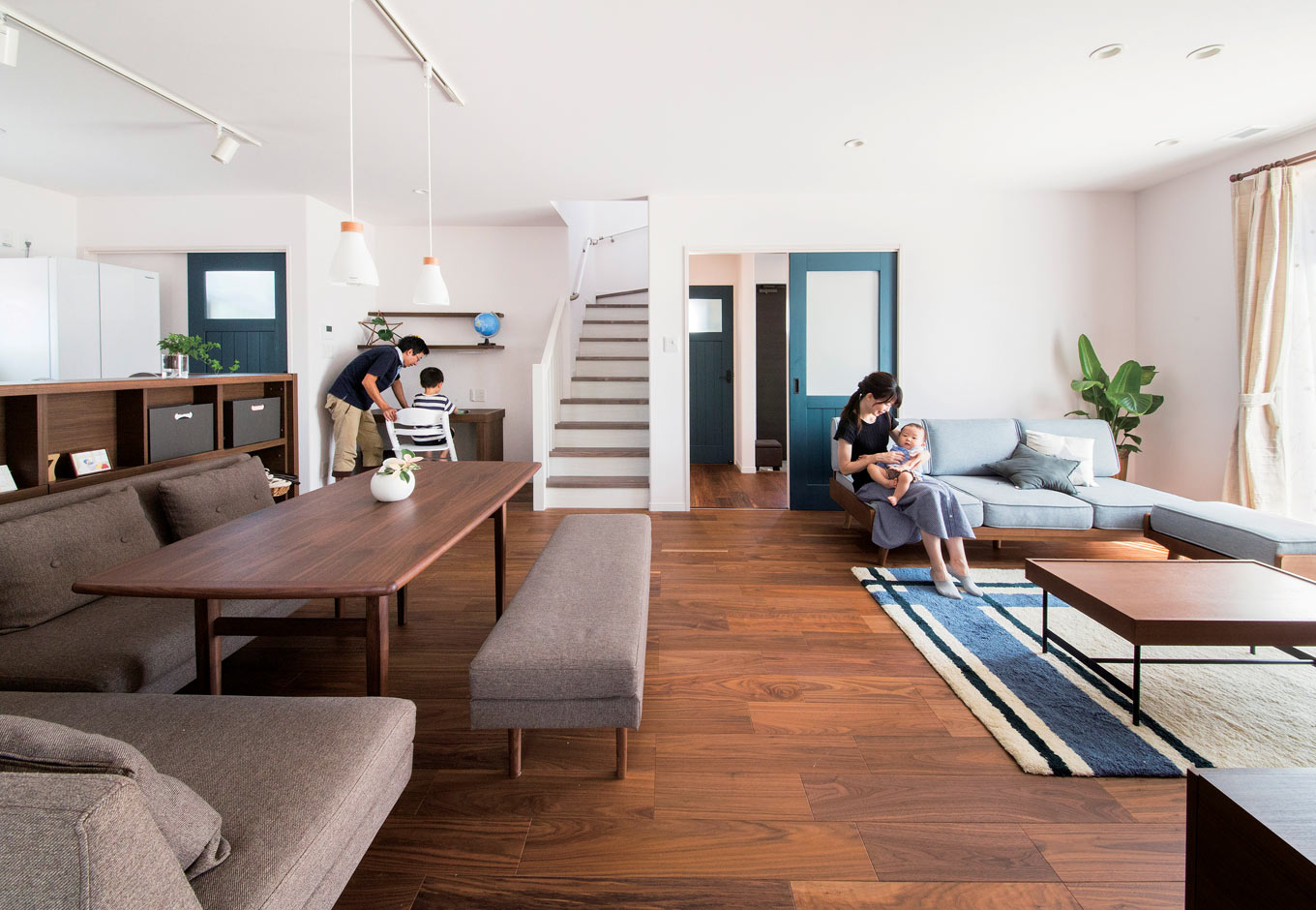 未来創建【デザイン住宅、省エネ、間取り】建物は、本当に必要な広さのみを確保。適度なコンパクトさで、住み心地の良い住空間を実現した。階段脇にはデスクを設け、子どもたちの勉強スペースに