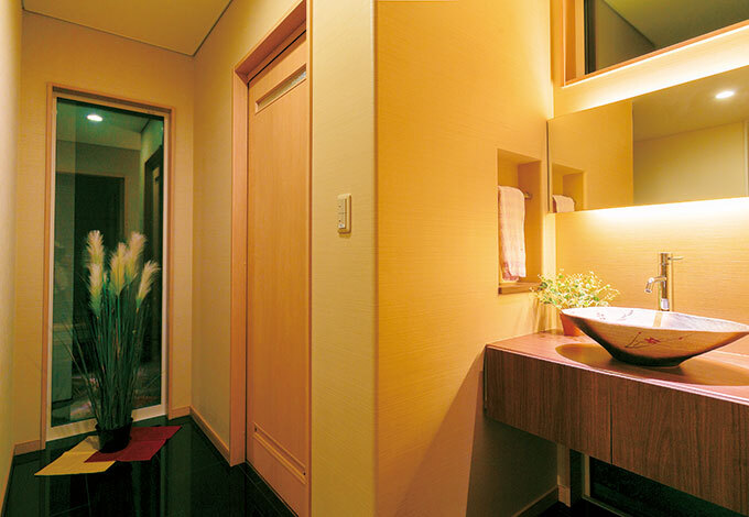 玄関ホールと和室の間に設けた客人用のサニタリー。おもてなしの心を大事にした和のしつらいに心が和む