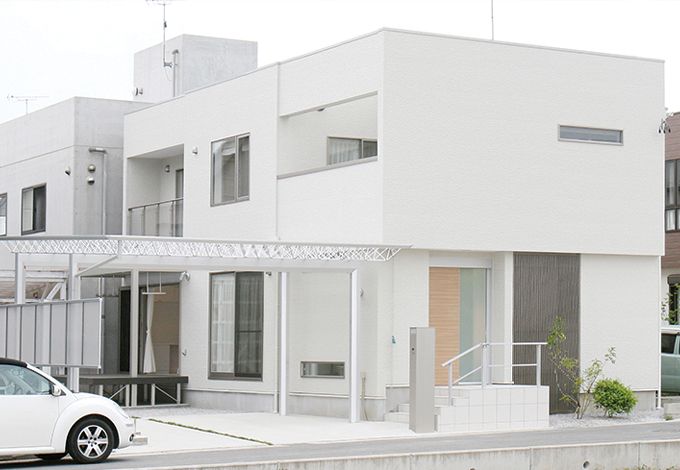 丸昇彦坂建設【デザイン住宅、子育て、間取り】キューブ型のシンプルモダンな建物に合わせてカーポート選びにもこだわった