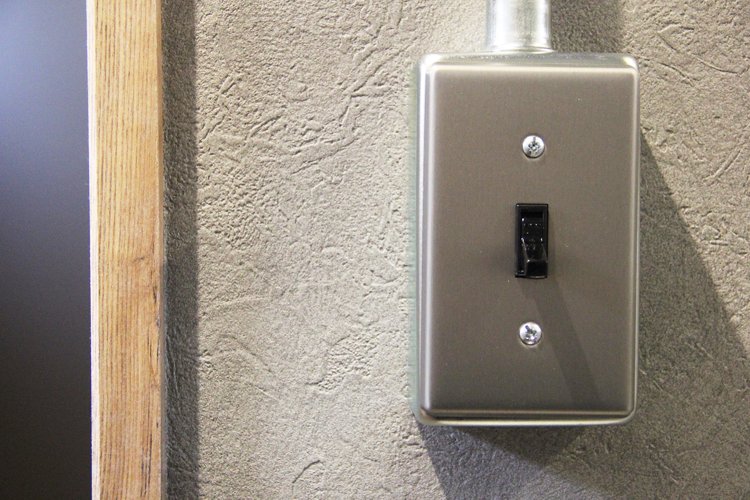 ナイスホーム【デザイン住宅、間取り、平屋】スタイリッシュな見た目のアメリカンスイッチ。スイッチもひとつひとつこだわって選んだ