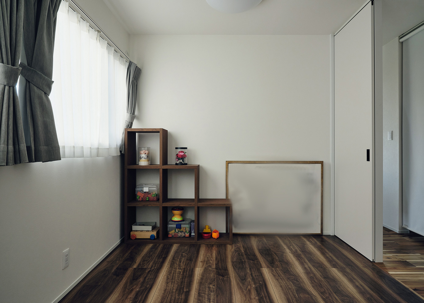 平屋建築ブルーハウス【デザイン住宅、間取り、平屋】子ども部屋は７畳で、将来は半分に仕切って使うこともできる。プライベート空間は最低限のスペースに抑えたことで、LDKを広々と確保できた