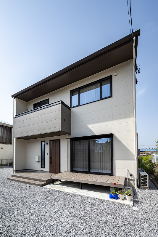 トキワハウス デザイン アンド ビルド（常盤工業）｜シンプルでモダンなデザインの外観。落ち着いた色調の外壁とバルコニーが調和し、洗練された印象を与える。