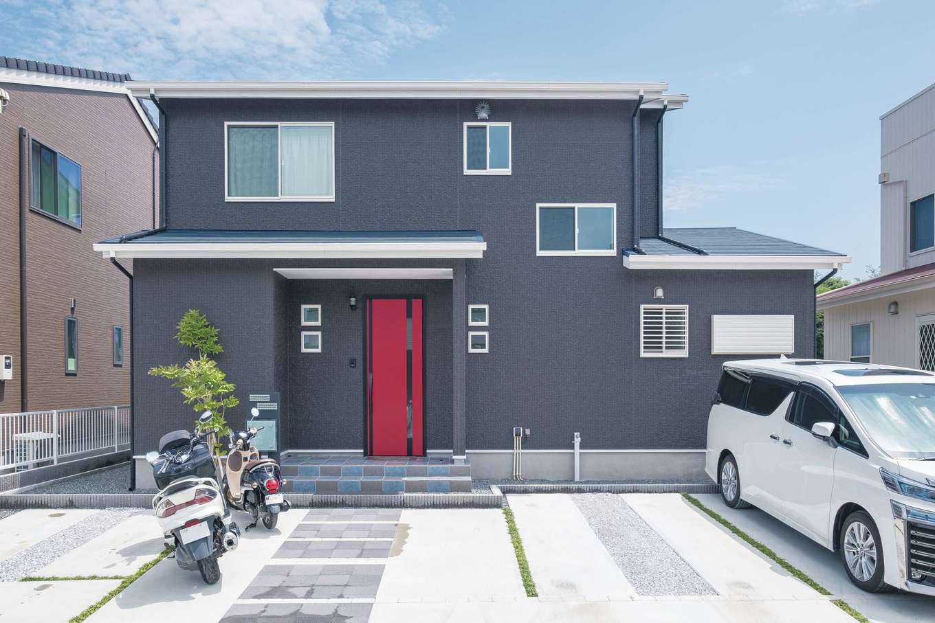 ＩＤＫ 住まいの発見館【デザイン住宅、二世帯住宅、間取り】ブラック1色の外観だが、夫婦一致でチョイスした赤いドアによって適度な主張が添えられている