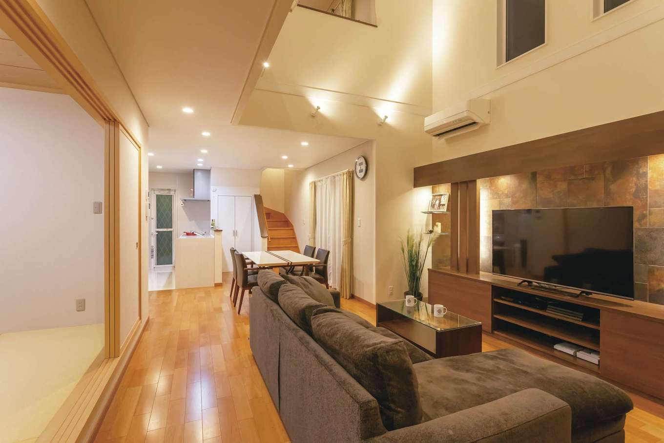 住宅工房 アリアンス【デザイン住宅、趣味、間取り】視線が遠くに抜けるだけでなく、ソファや畳に座ったときの目線の高さまで考慮して設計された空間は、心理的にも圧迫感がなく快適そのもの。タイルと格子のテレビステーションがご主人のお気に入り