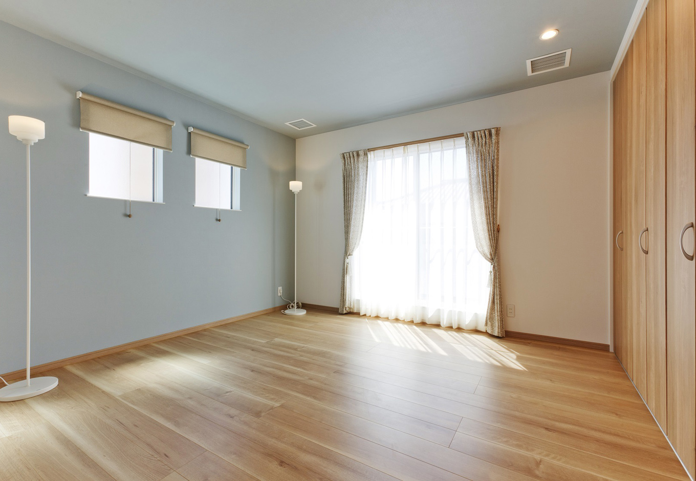イデキョウホーム【デザイン住宅、省エネ、間取り】寝室におしゃれな照明。高い位置に置くことによって解放感や空間の強調など様々な効果を