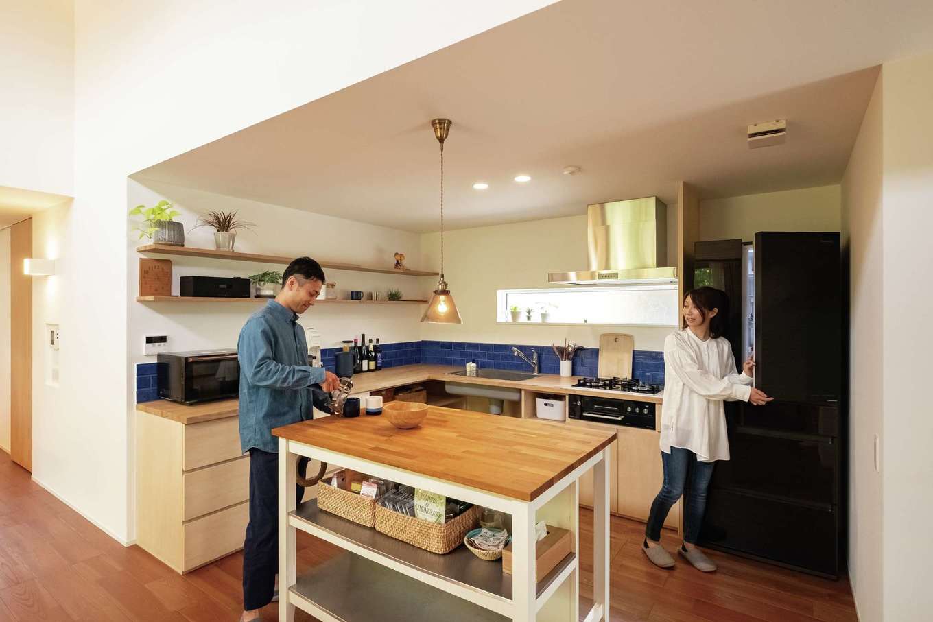 金子工務店/めぐみ不動産【趣味、建築家、平屋】家事がはかどるL字型のキッチン。ブルーのタイルがアクセントに