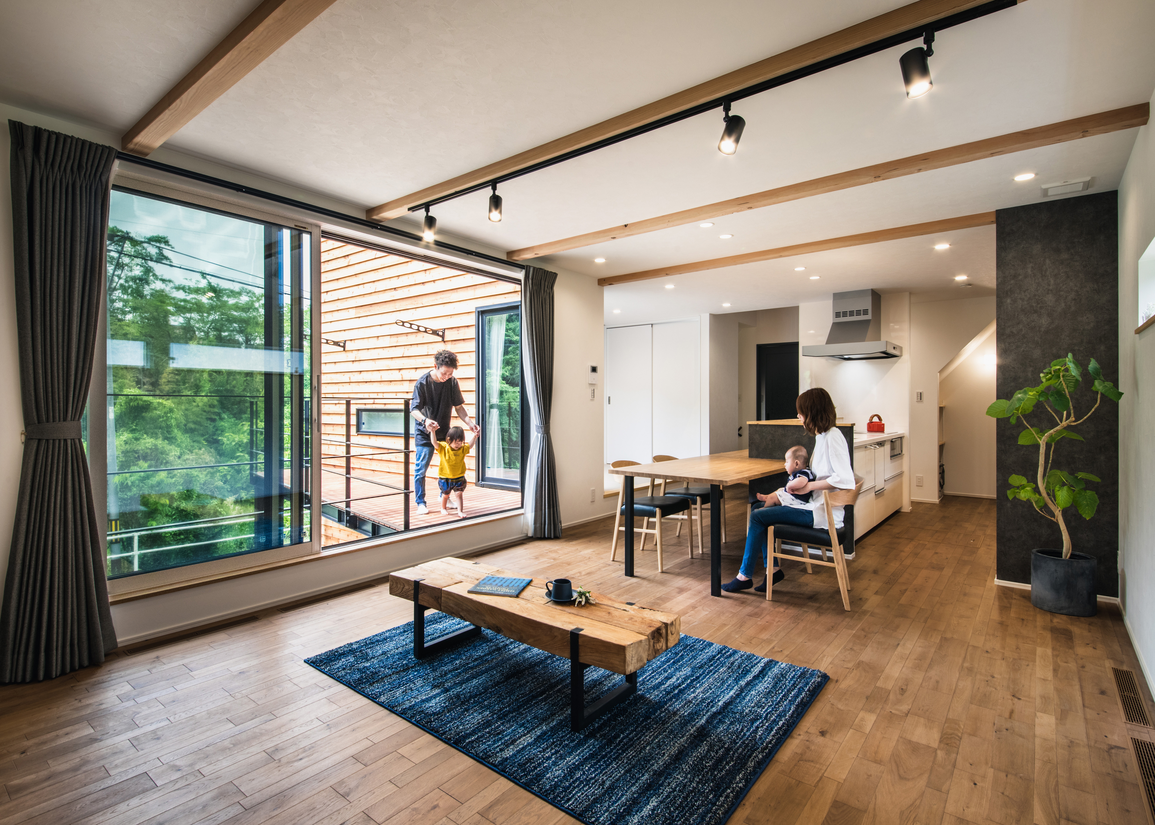 小幡建設【デザイン住宅、建築家、スキップフロア】視界が奥へ奥へと伸びていく22.5畳のLDK。全館空調により、家の隅々まで同じ温度、同じ湿度をキープ。同時に花粉やPM2.5などを排除しつつ、きれいな空気が室内に行き渡るので、住まい人にやさしい居住環境を実現する