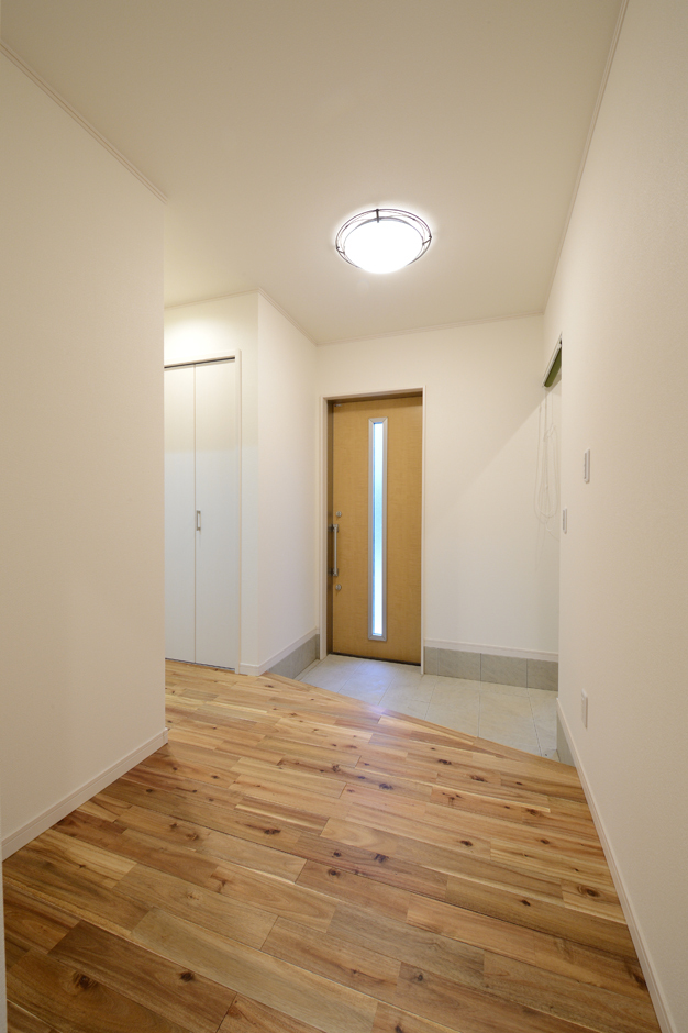 北向きとは思えないほどの明るさを確保した玄関ホール。ドアを開けた瞬間から無垢の木特有のやさしい香りが漂う