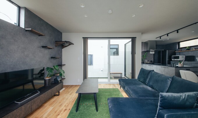 家族が集うLDKと安心して猫を遊ばせることができる中庭