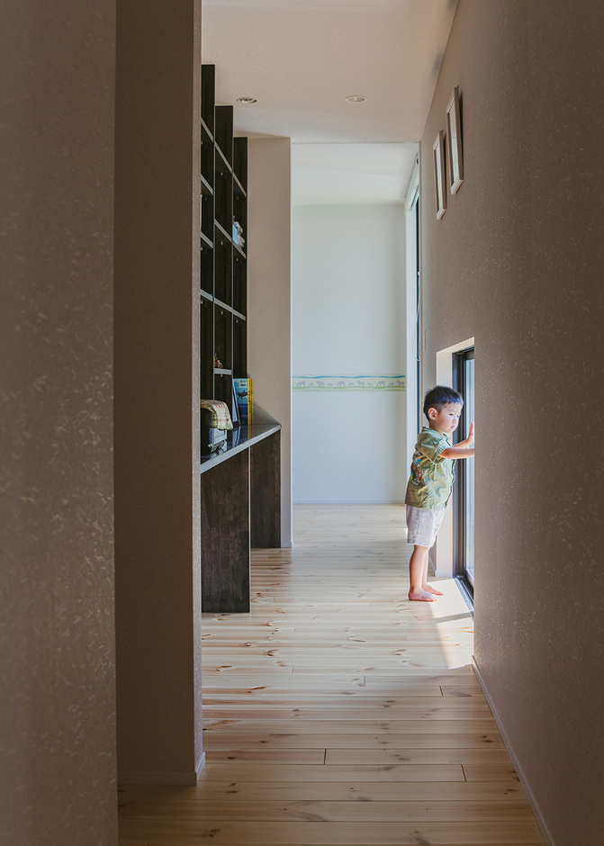 LDKと子ども室を結ぶ廊下沿いに造作書棚をオーダー。お気に入りのコミックスや小説などを並べている