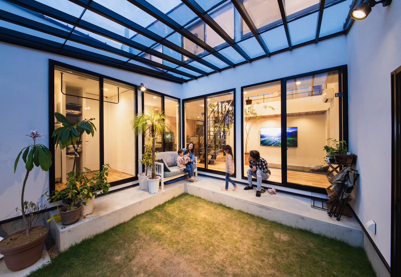 ハウスコネクト【デザイン住宅、収納力、建築家】外部からの視線を遮り、のびのびと過ごせる中庭は子どもたちが大好きな場所。砂を持ち込んでの砂遊び、自転車に乗るなどして毎日のように遊んでいる。ホームパーティーの際はBBQ会場に！