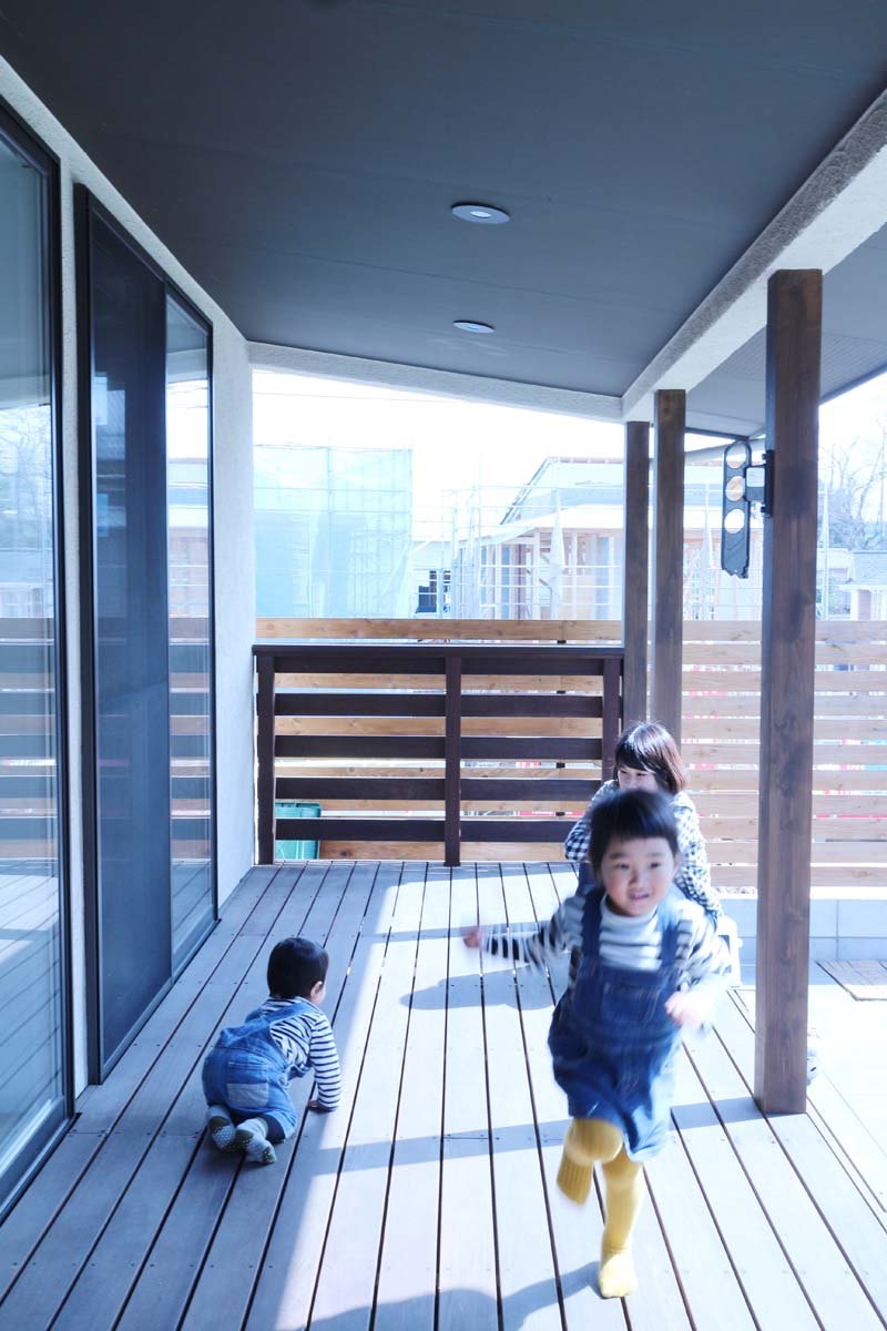 木のすまい工房｜リビングからつながるウッドデッキ、屋根がついているので、雨の日も安心、真夏の日射の防止にも。