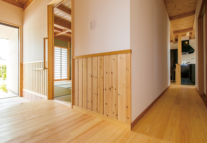 廊下を作り玄関からキッチン直通の動線を確保 以前の家では、部屋を通って次の部屋に行かなければならず、それが嫌だったという奥 さま。来客中でもキッチンから玄関や水回りへと行ける廊下が便利。