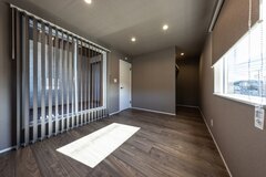 邪魔する建物のない朝日が降り注ぐ３階の寝室はシックな装い