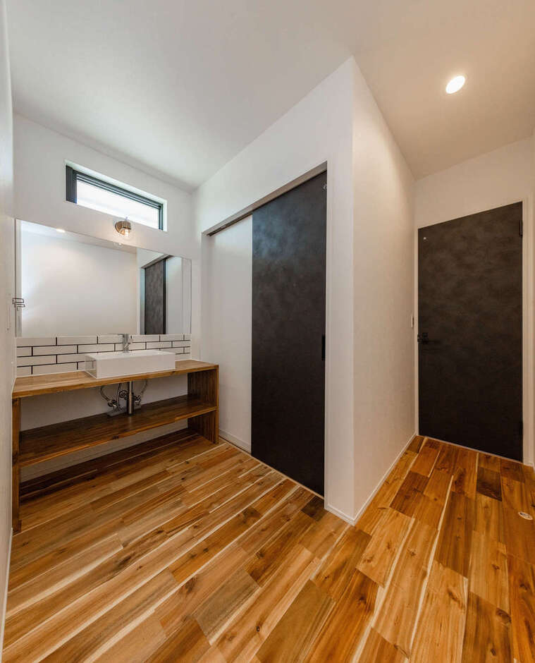 脱衣室と離した洗面コーナー。ワイドな鏡を採用し、家族が横一列に並んで歯磨きもできる。ハイサイドライトからの光が北面とは思えない明るさを届けてくれる