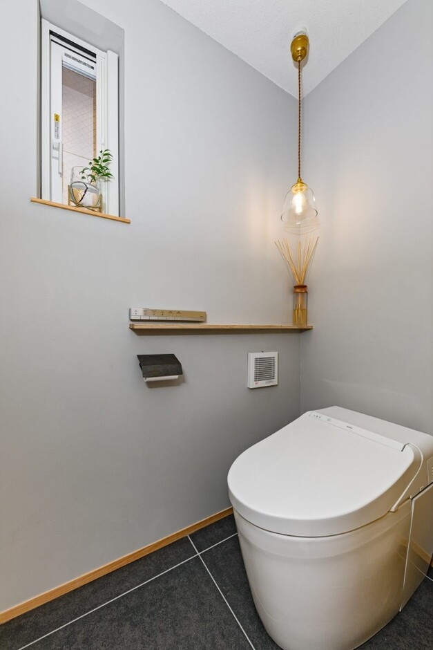 ペンダント照明のおしゃれなトイレ。