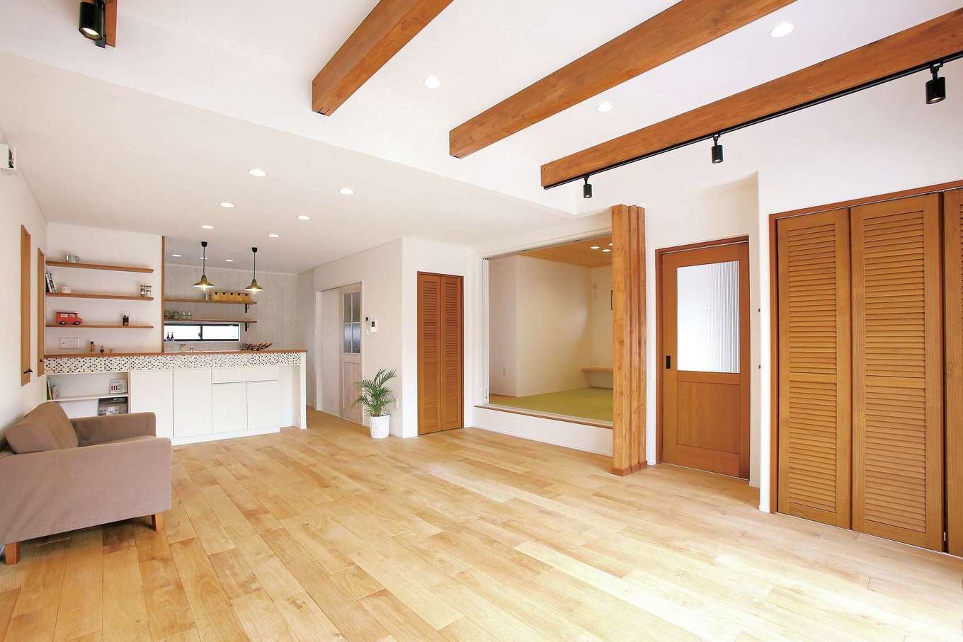 片桐建設【1000万円台、デザイン住宅、自然素材】開放感あふれるLDK。床、建具に使用した『片桐建設』オリジナルの無垢材は海外から輸入するため、コストダウンが可能。天然素材ならではの経年変化も楽しめる