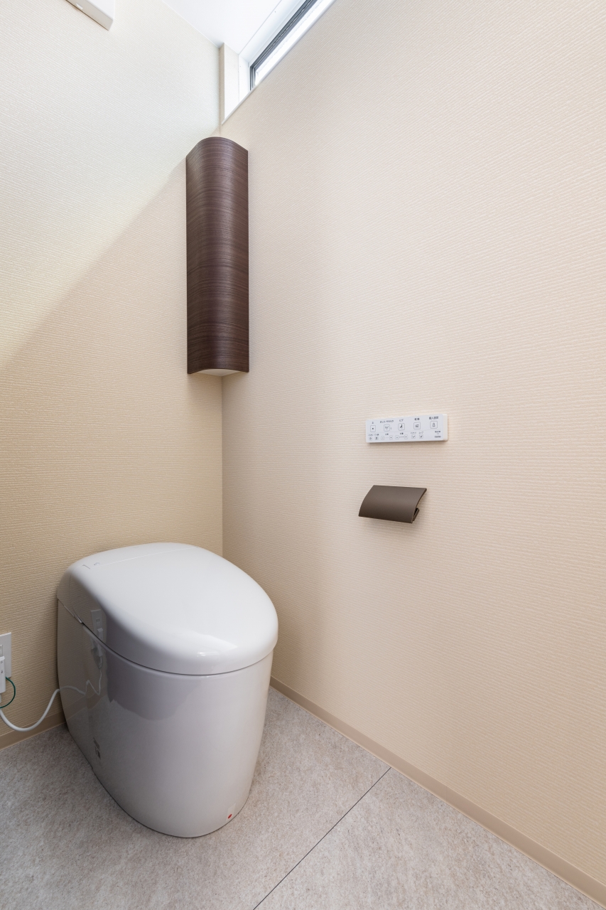 サンジョーホーム｜シンプルで洗練されたトイレ空間。優しい色合いの壁と床が、清潔感と落ち着きをもたらし、快適な利用をサポートするデザインになっている。