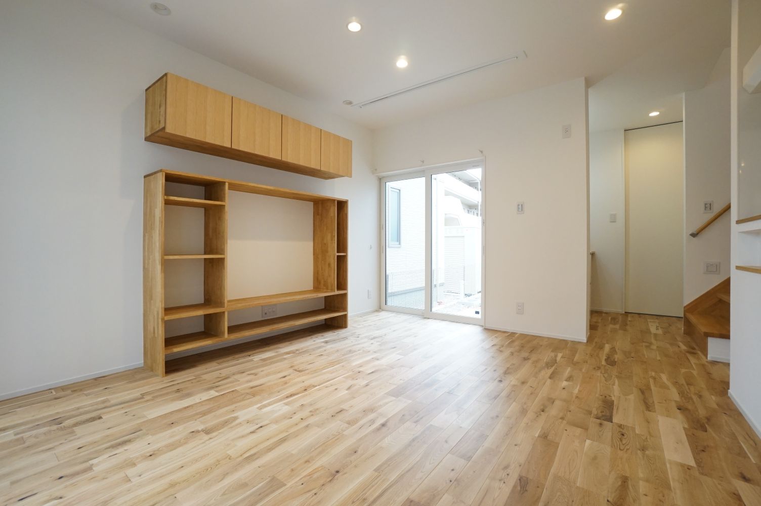 RIKYU 一級建築士事務所【デザイン住宅、間取り、建築家】造作のテレビボードは収納力抜群。インテリアの一部にもなっている