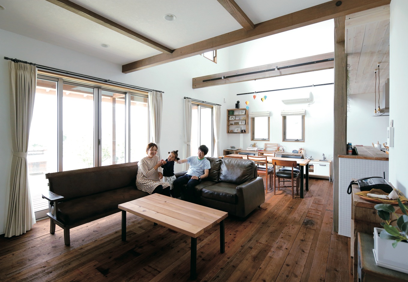 富士ホームズデザイン【デザイン住宅、自然素材、インテリア】年月を経た木の味わいが新築住宅に趣を添える。テーブルは『富士ホームズ』プロデュースのインテリアショップ『ラ シュエット フジ』で制作